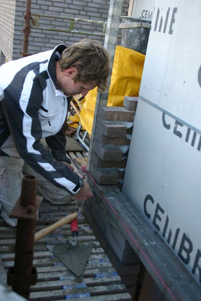 Murermester igang med at udfører murerarbejde